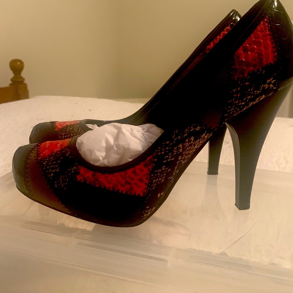 Dollhouse size 7, ladies pumps, 4” heels.